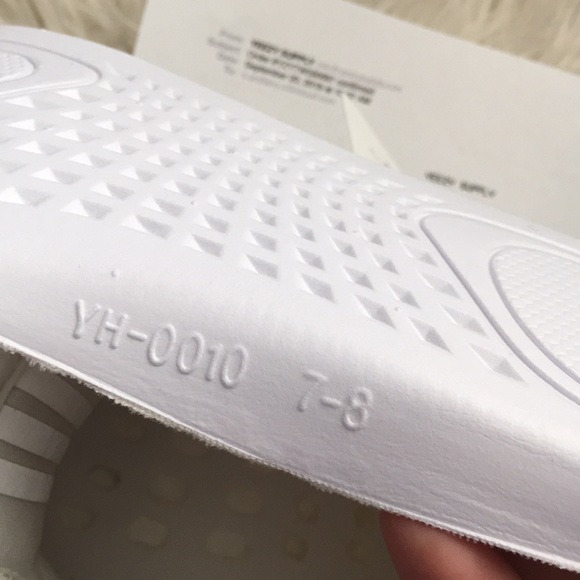 Auth  adidas yeezy boost 350 v2 triple white 8.5 - Picture 6 of 7